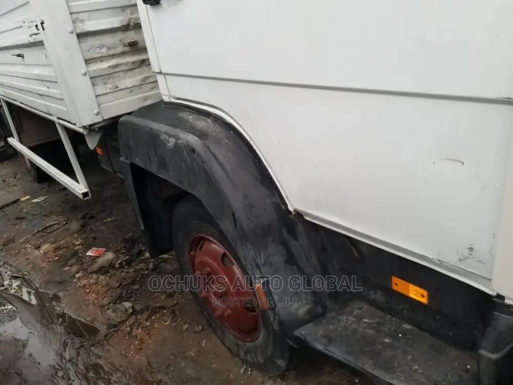 Mercedez Benz 814 6 Tyres