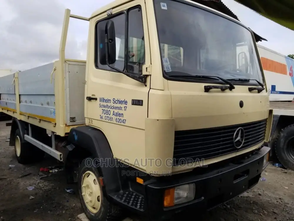 Mercedez Benz 814 Yellow