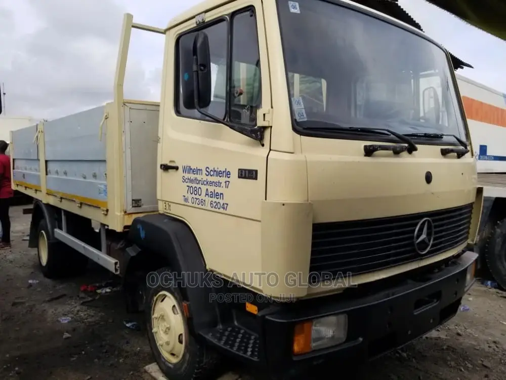 Mercedez Benz 814 Yellow