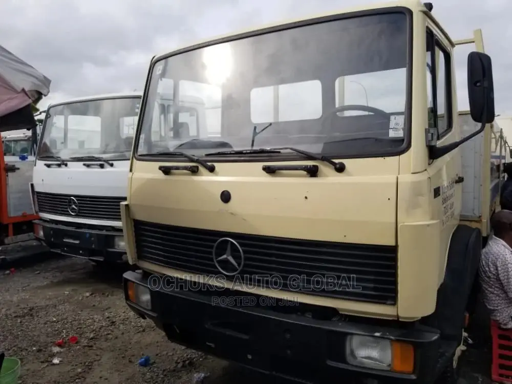Mercedez Benz 814 Yellow