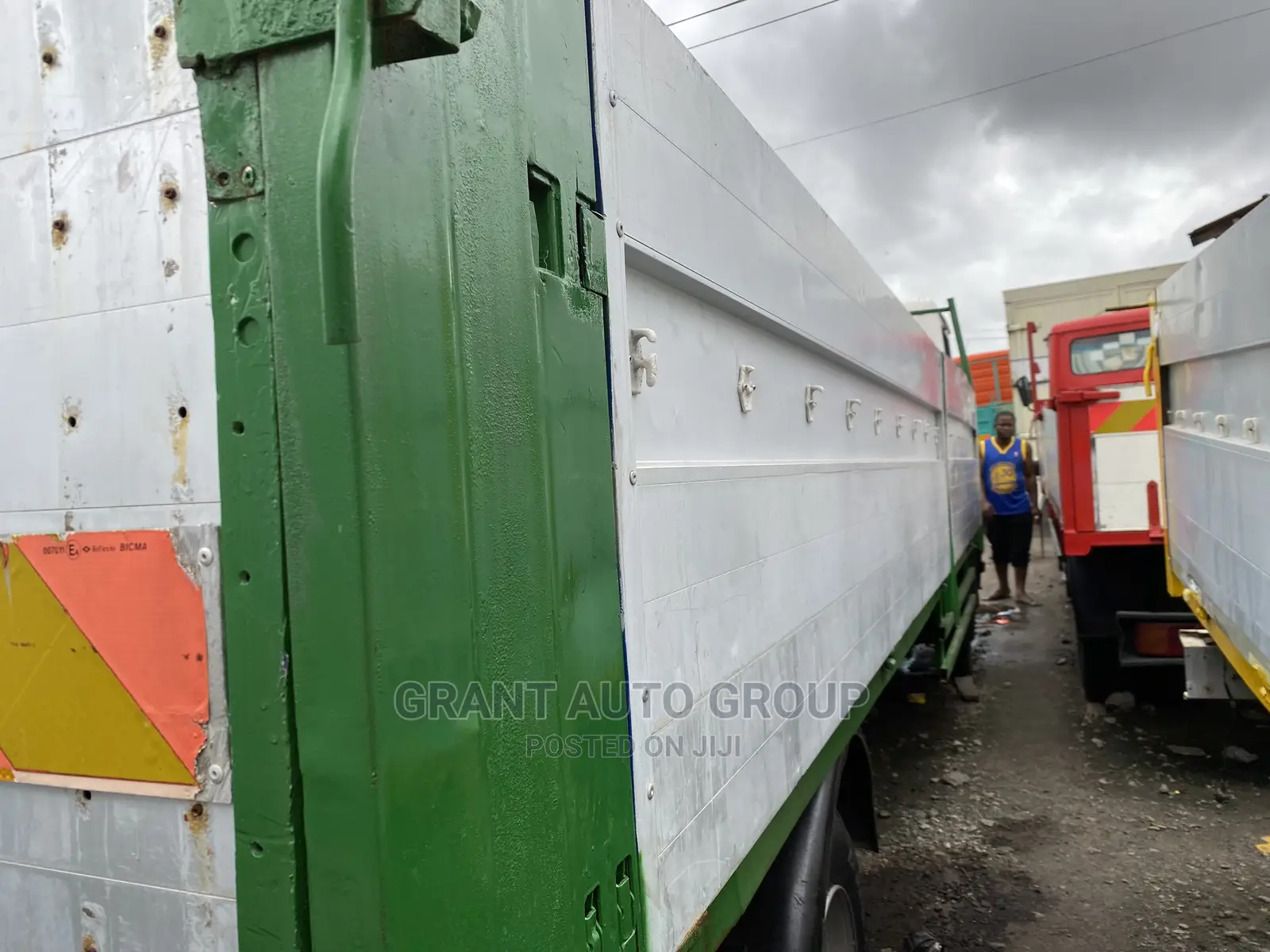 Mercedes Benz 814 Truck Long Bucket 2000 White