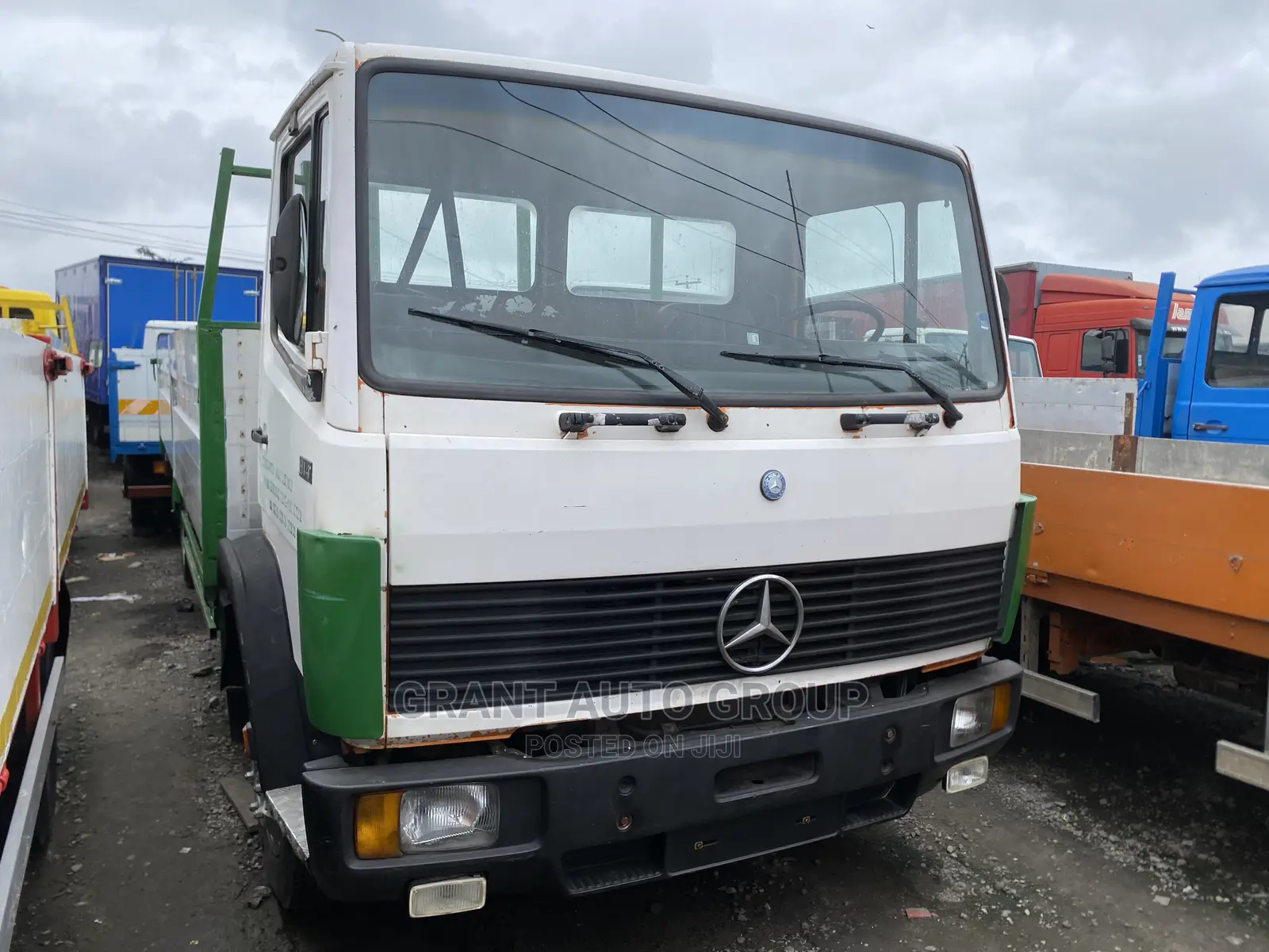 Mercedes Benz 814 Truck Long Bucket 2000 White