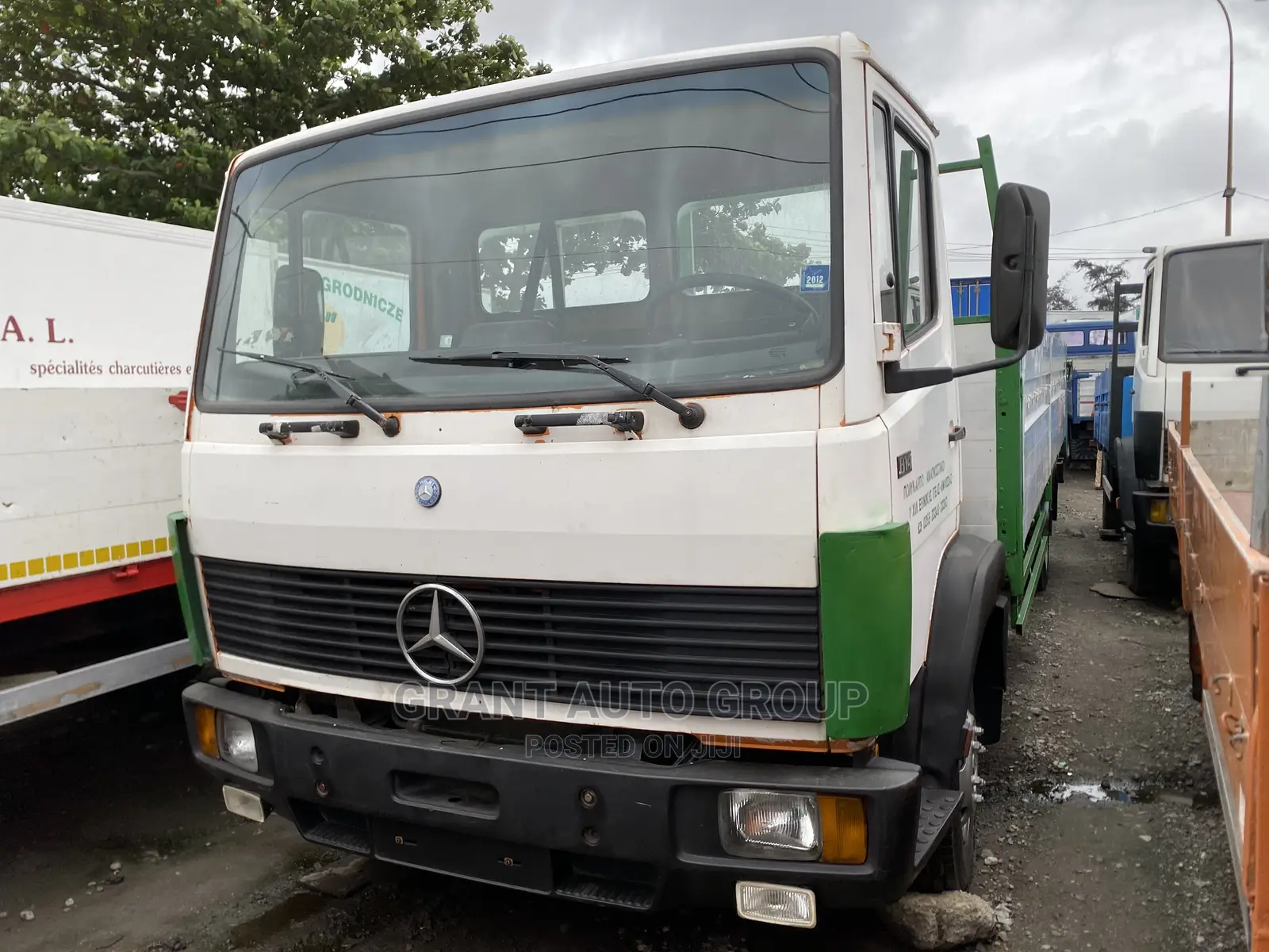 Mercedes Benz 814 Truck Long Bucket 2000 White