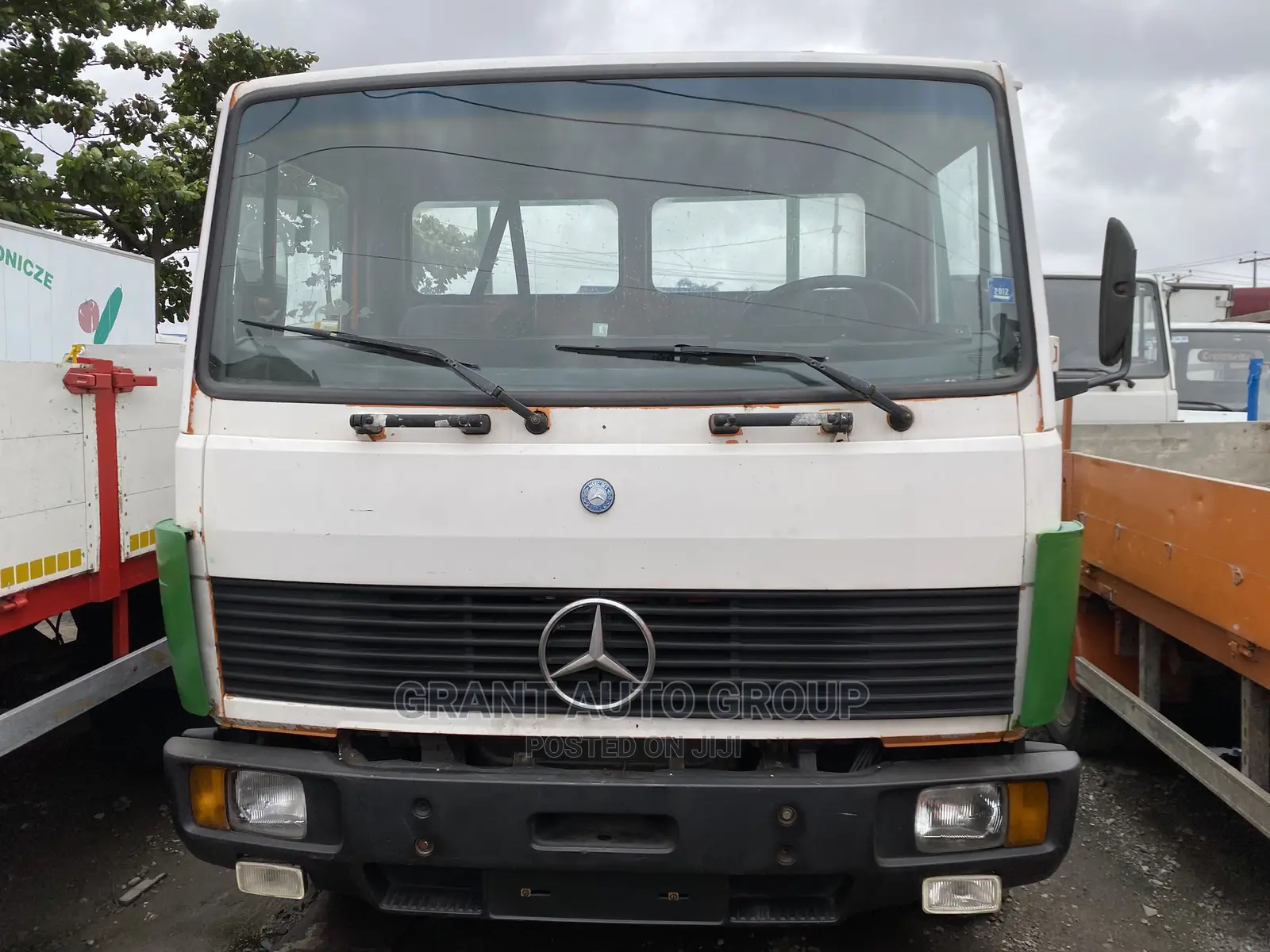 Mercedes Benz 814 Truck Long Bucket 2000 White