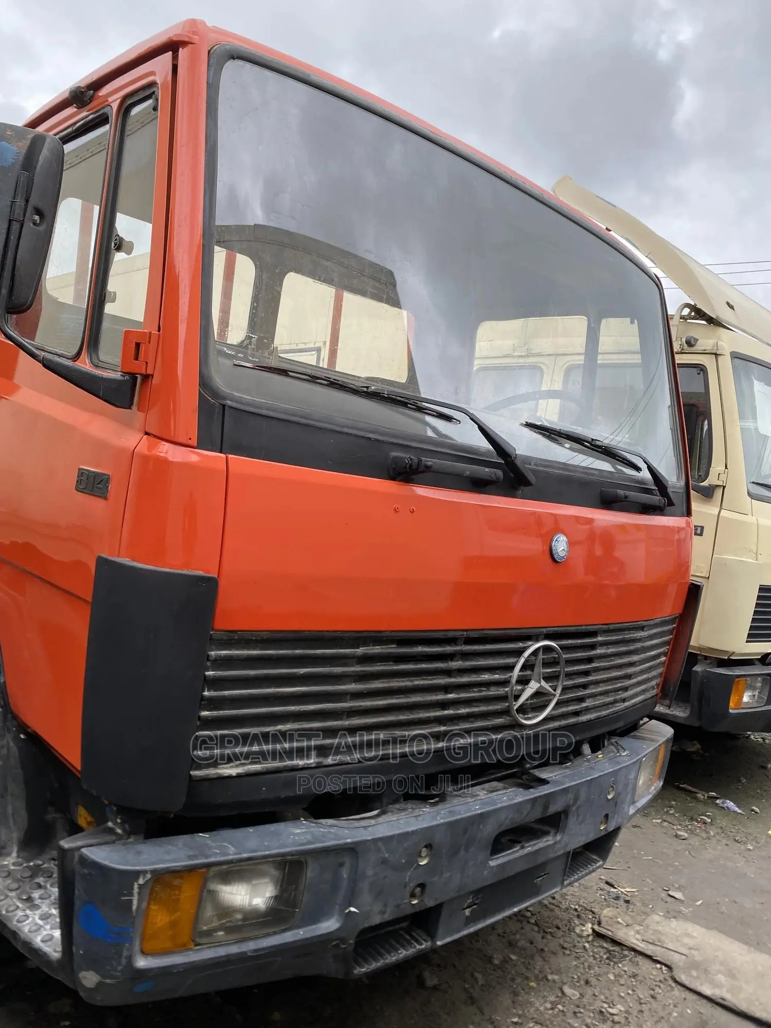 Mercedes 814 Truck Long Bucket