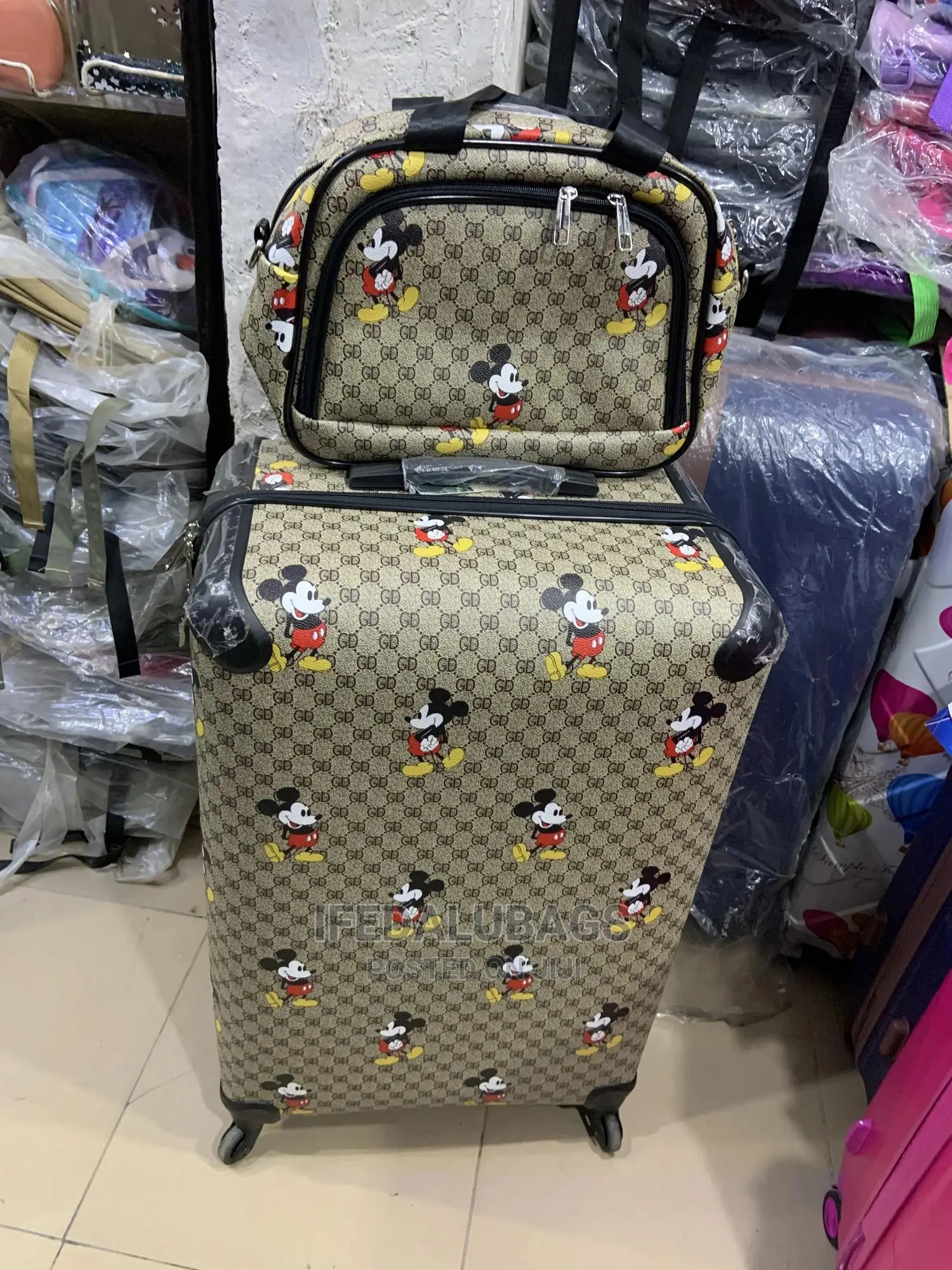 Big Size Designers Traveling Luggage With a Kit