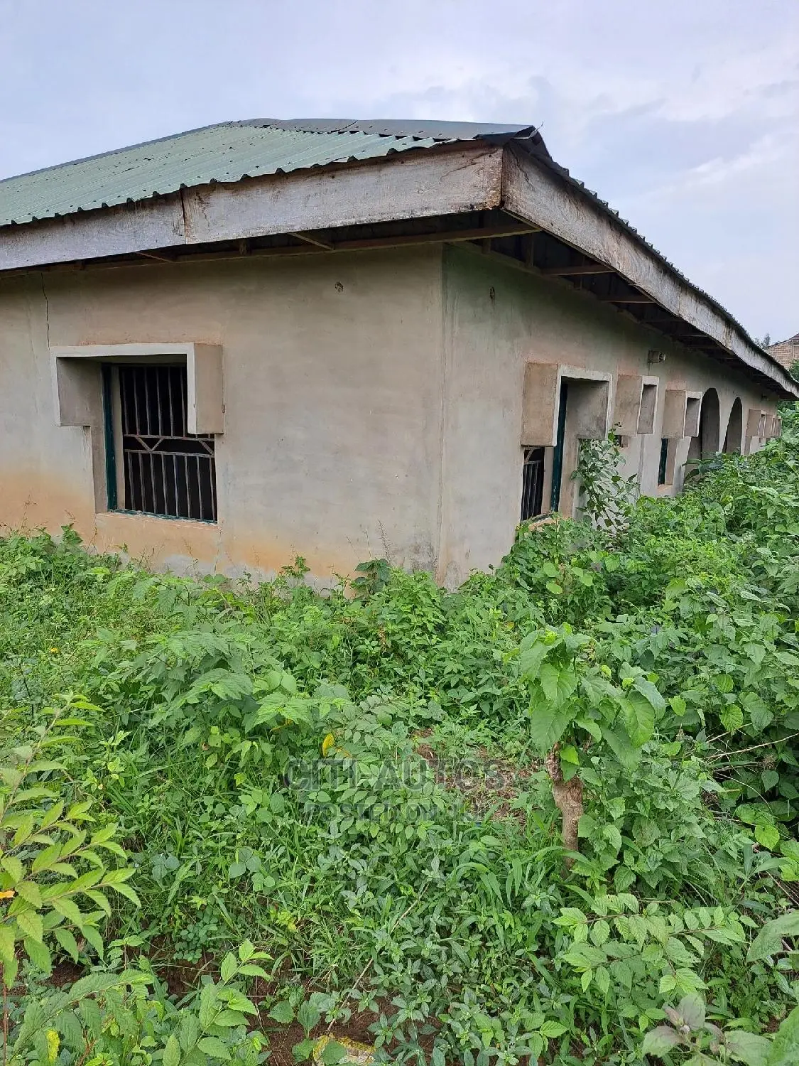 8bdrm Block of Flats in Peace Estate, Ibadan for sale