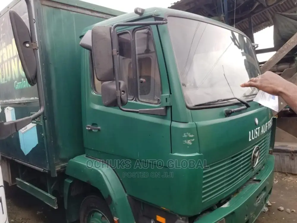 Mercedez Benz 814 Truck Green Colour