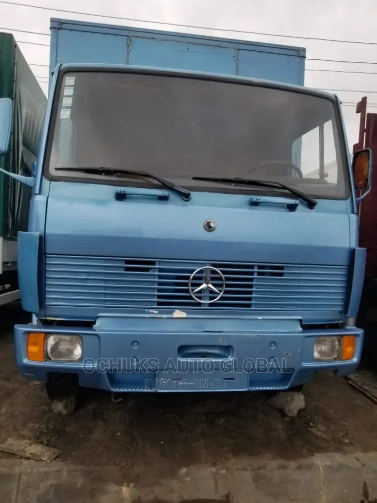 814 Mercedez Benz Truck 6 Tyres