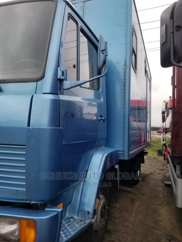 814 Mercedez Benz Truck 6 Tyres