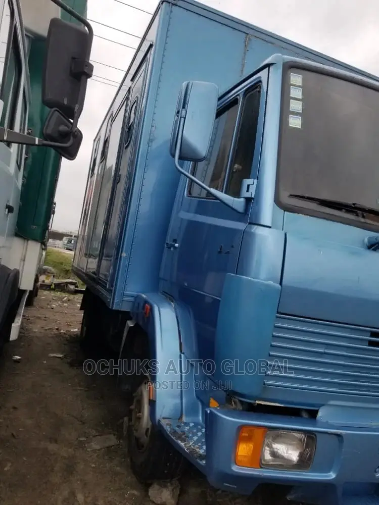 814 Mercedez Benz Truck 6 Tyres