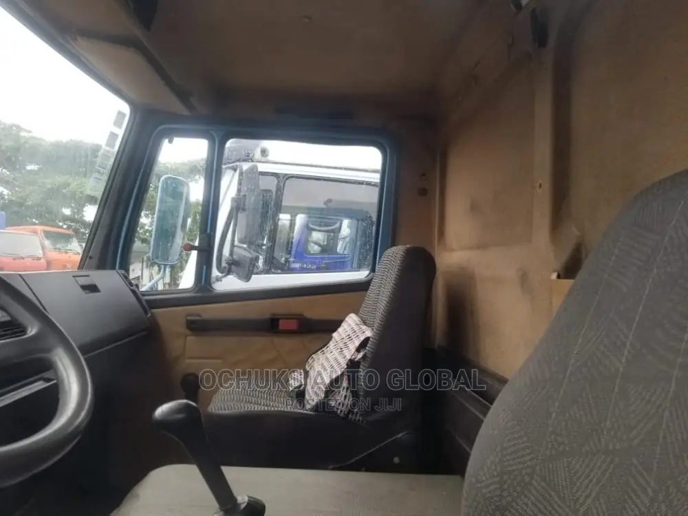 814 Mercedez Benz Truck 6 Tyres