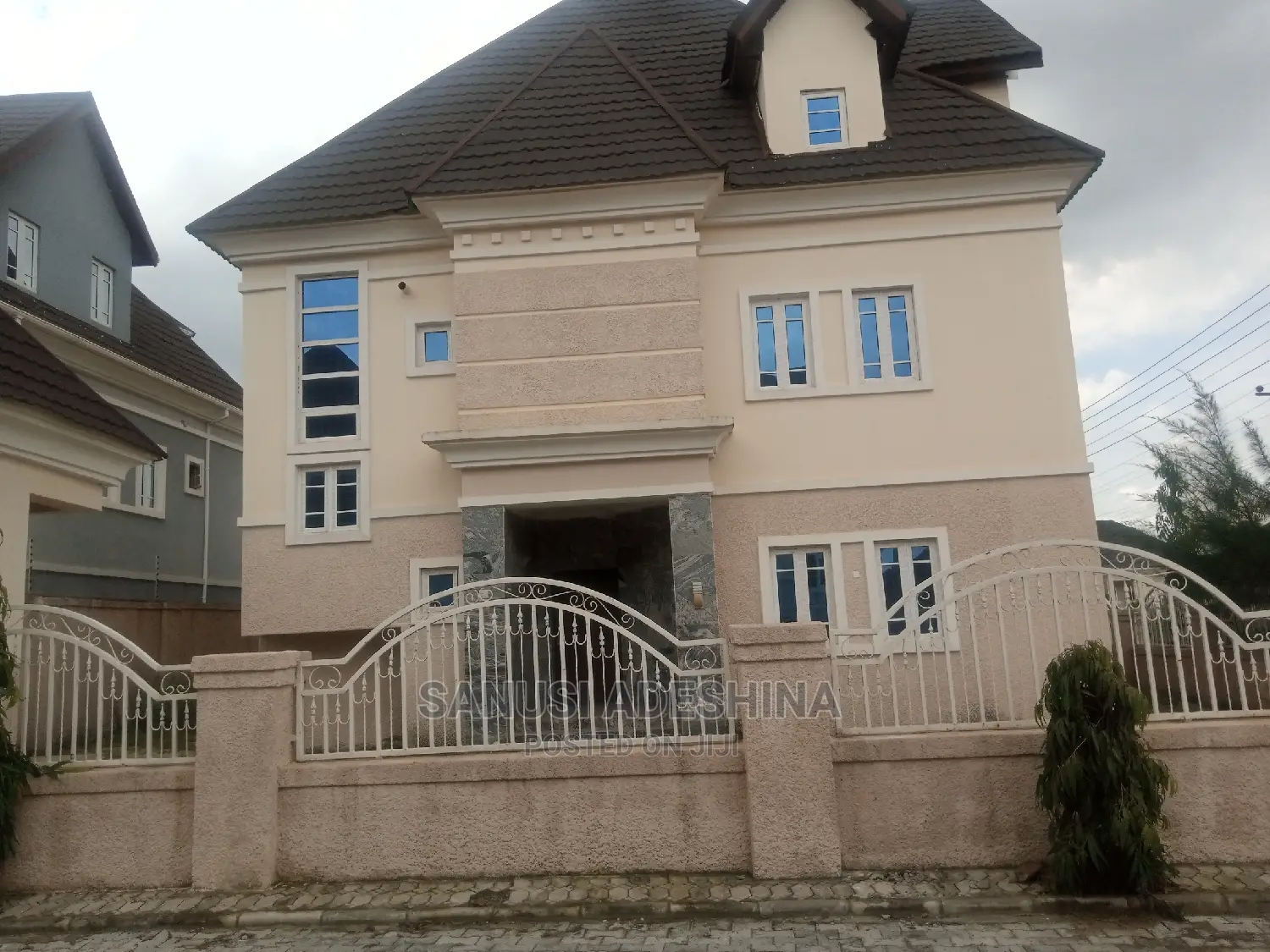 6bdrm Duplex in A Beautiful Private, Gwarinpa for sale