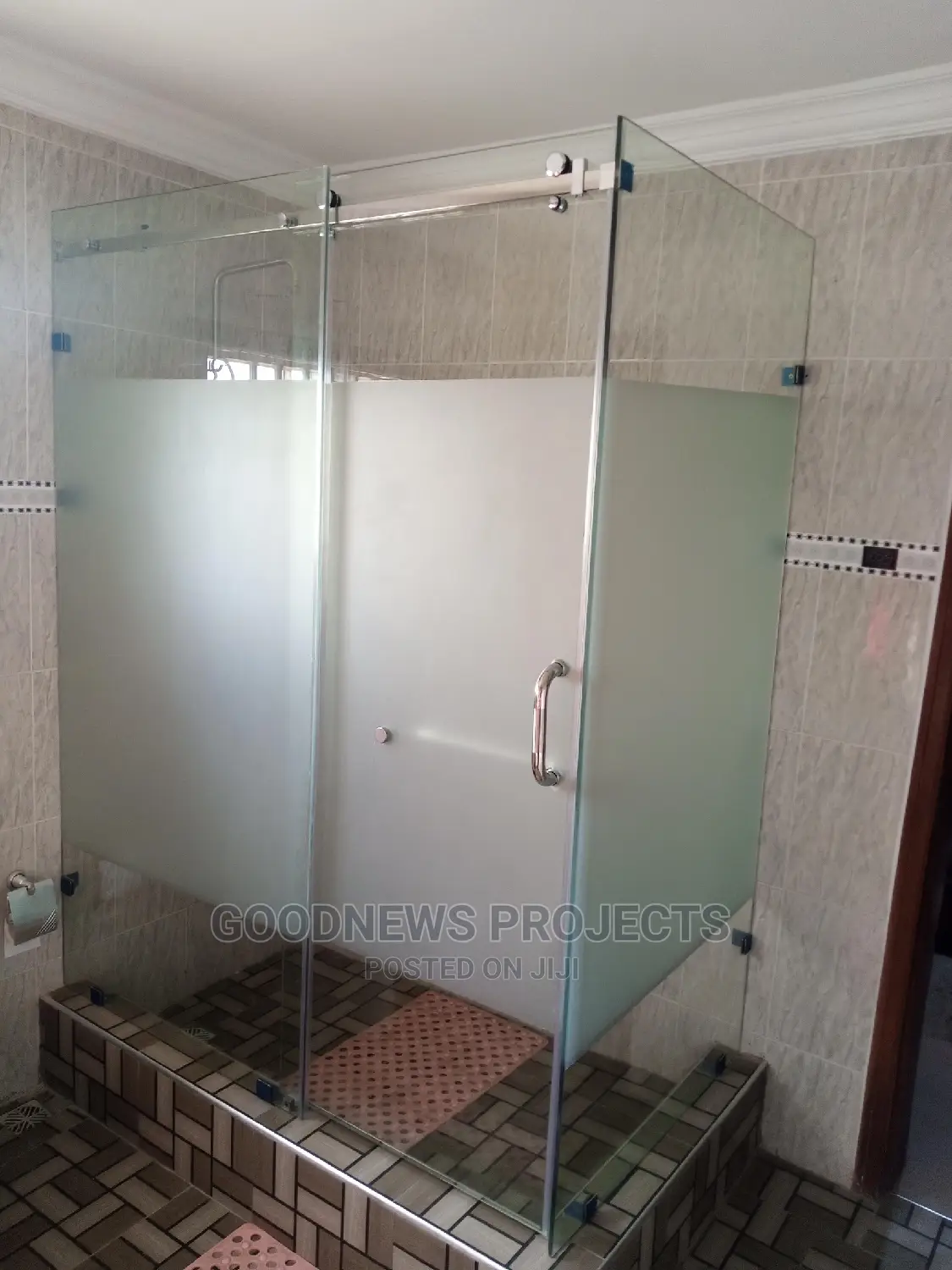 Frameless Half Frosted Glass Cubicle