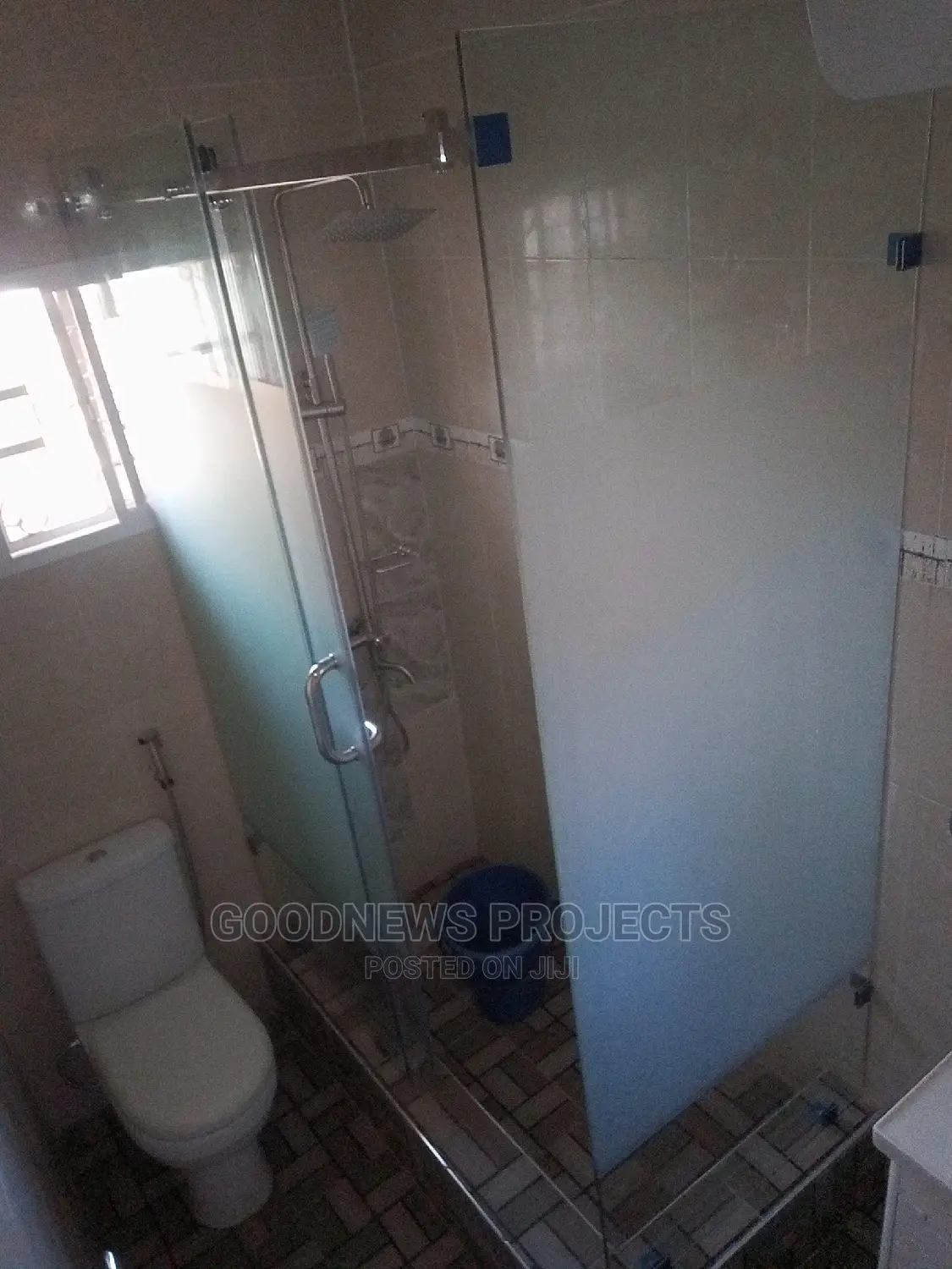 Frameless Half Frosted Glass Cubicle
