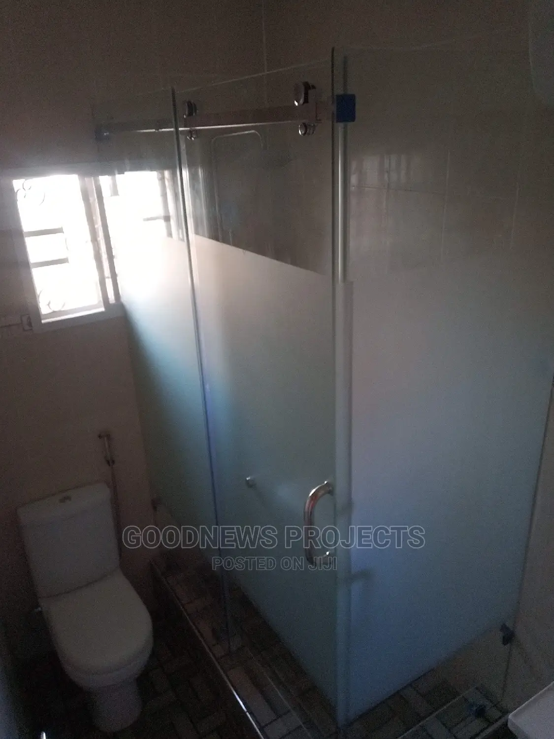 Frameless Half Frosted Glass Cubicle