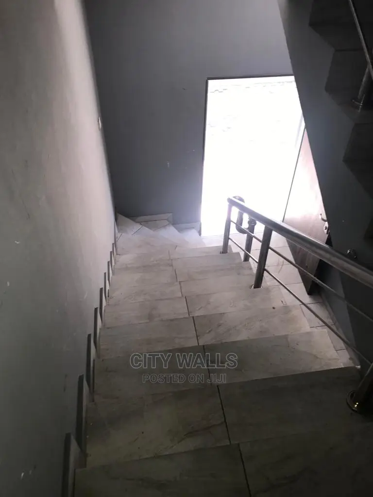 3bdrm Block of Flats in Oral Estate, Chevron for Rent