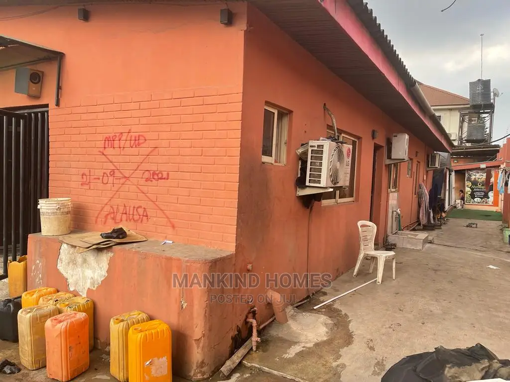 5bdrm Bungalow in Omole Phase 1 for sale