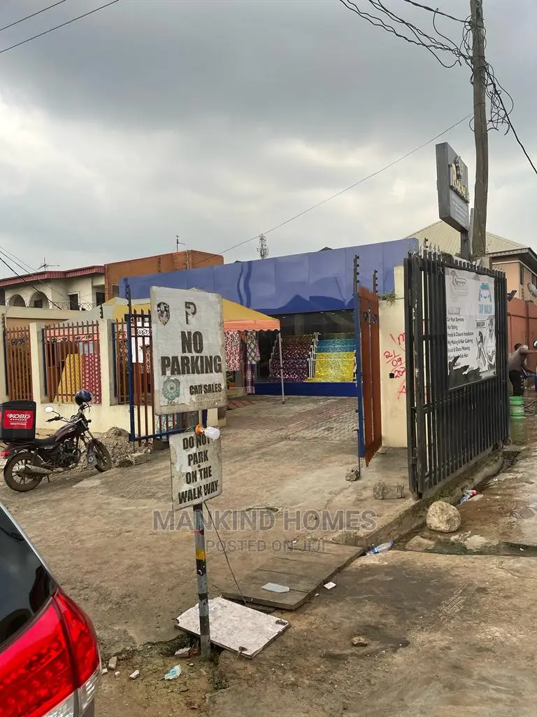 5bdrm Bungalow in Omole Phase 1 for sale