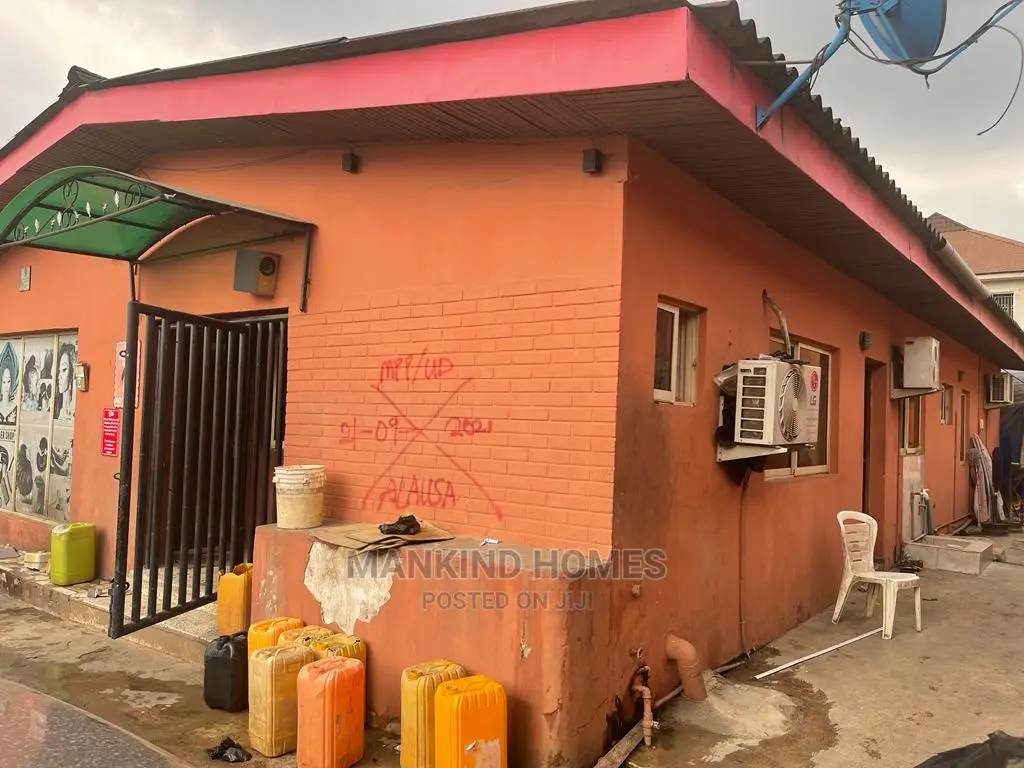 5bdrm Bungalow in Omole Phase 1 for sale