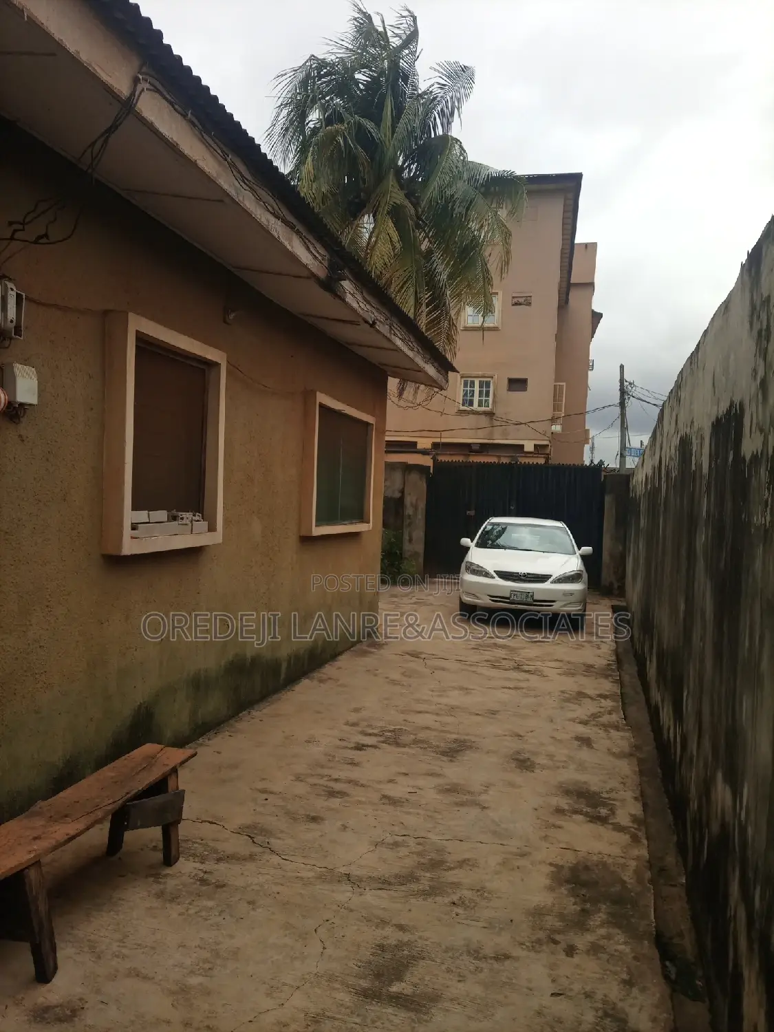 10bdrm Bungalow in Beautiful Close, Abesan for sale