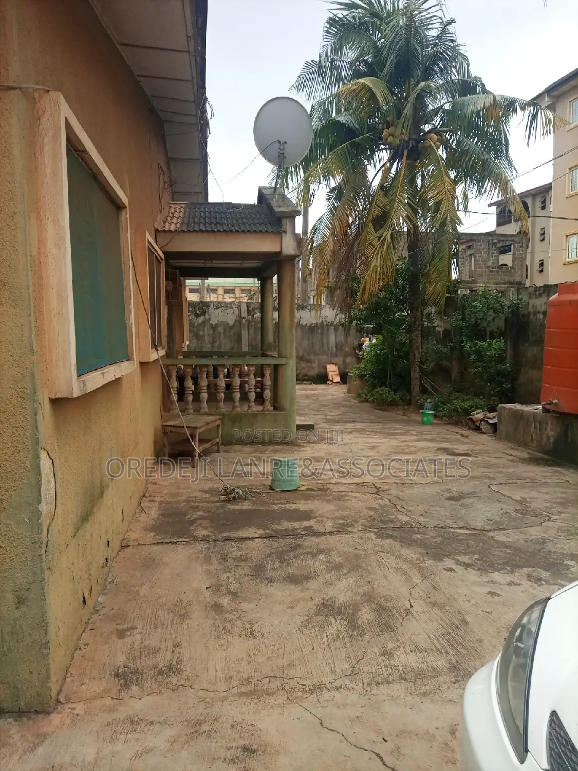 10bdrm Bungalow in Beautiful Close, Abesan for sale