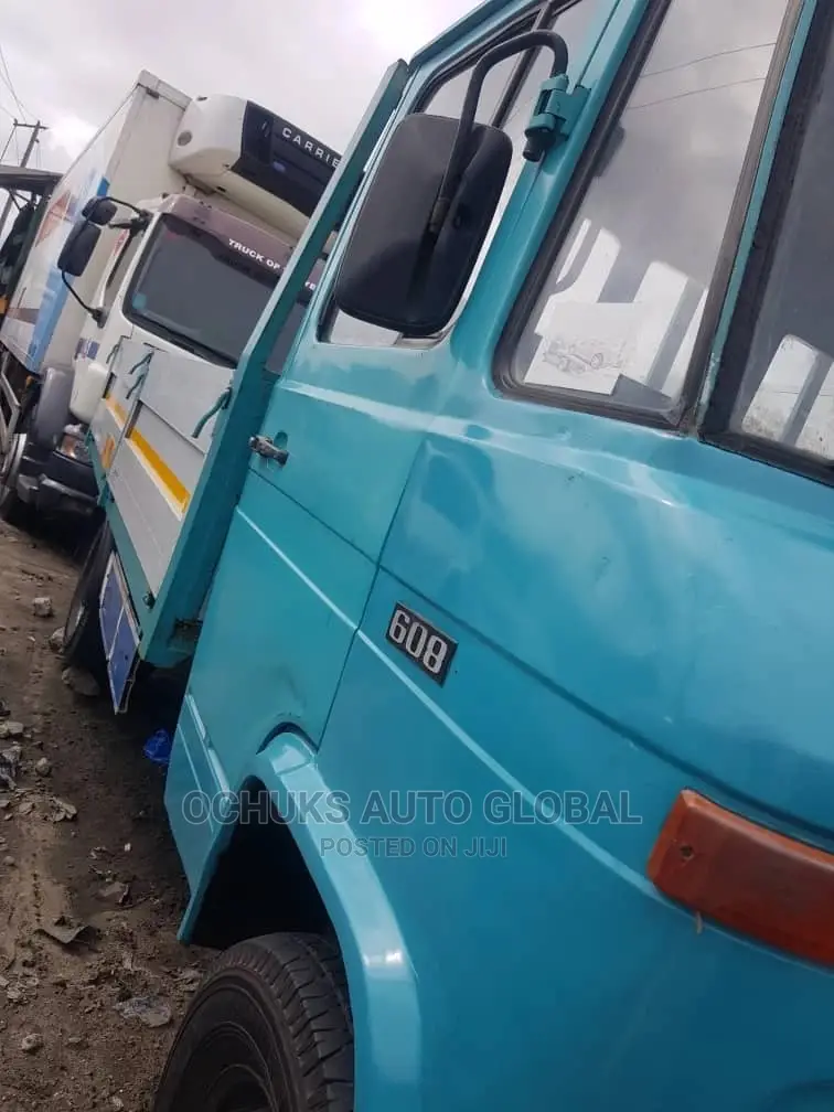 Mercedez Benz 608 Pick Up Van