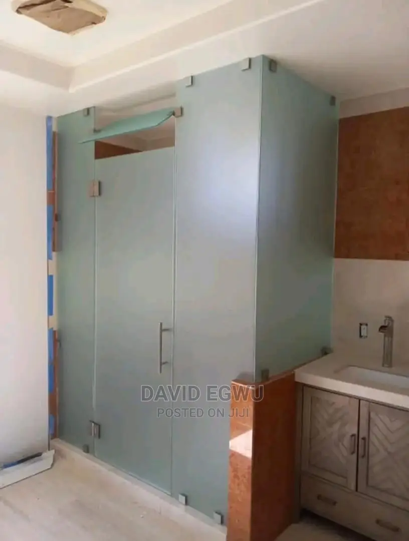 Shower Cubicles With Tampered Glass