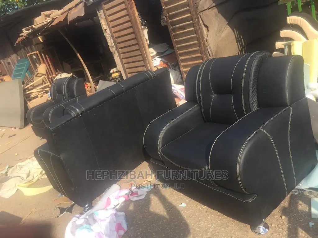 7 Seaters Black Leather Chair