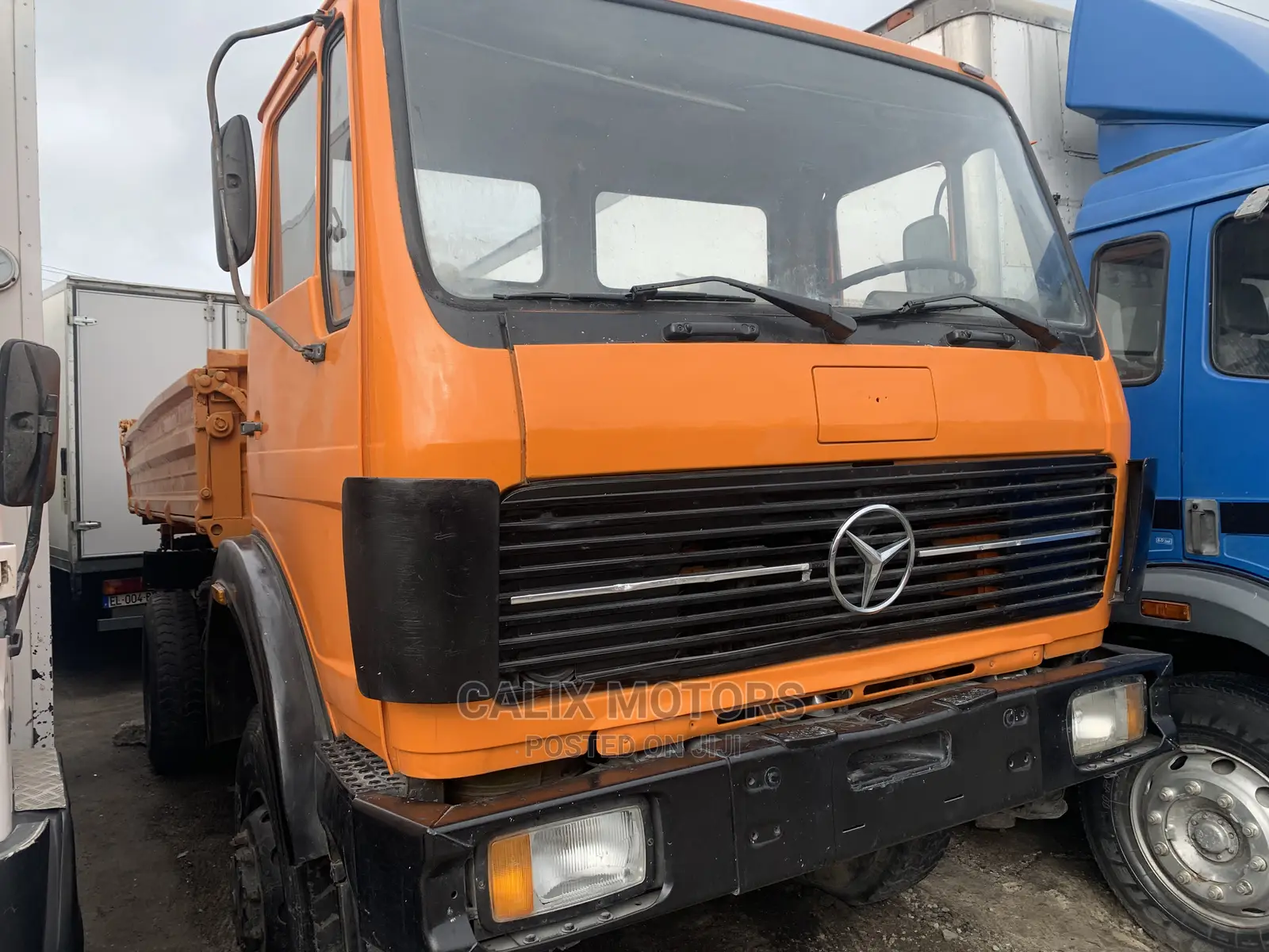 Foreign Used Mercedes Benz Tipper 6tyres.