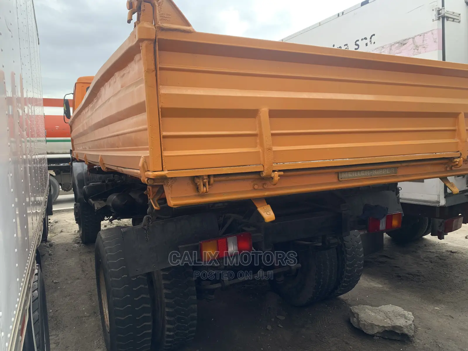 Foreign Used Mercedes Benz Tipper 6tyres.