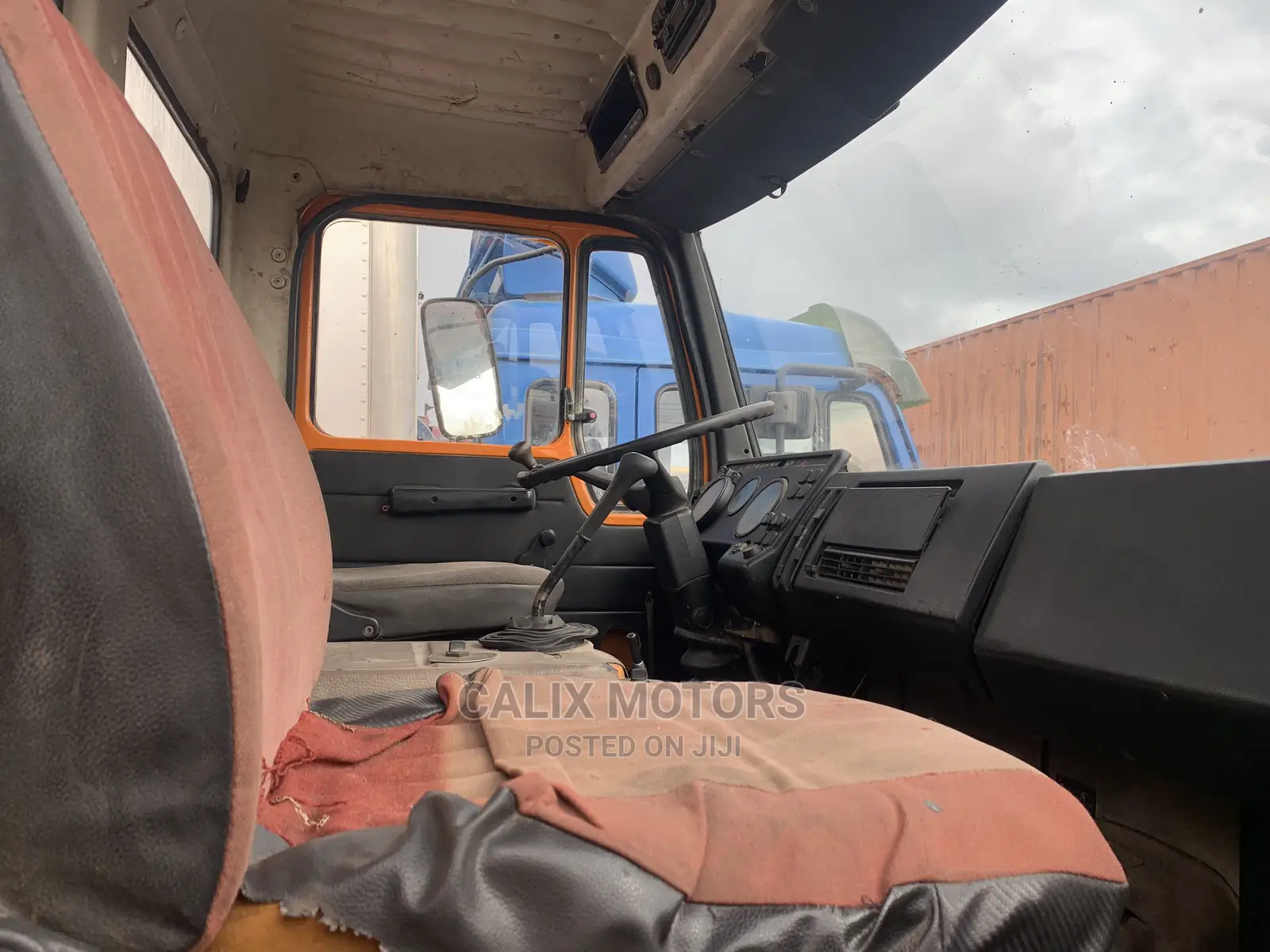 Foreign Used Mercedes Benz Tipper 6tyres.