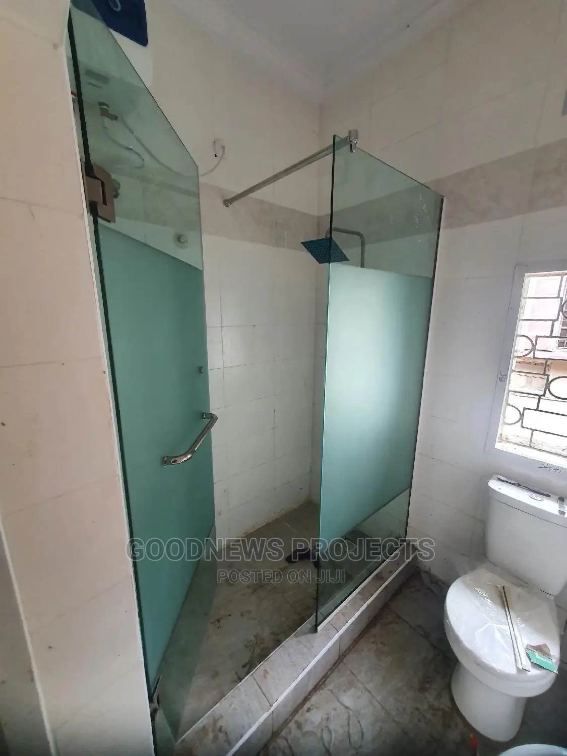 Frameless Frosted Glass Bath