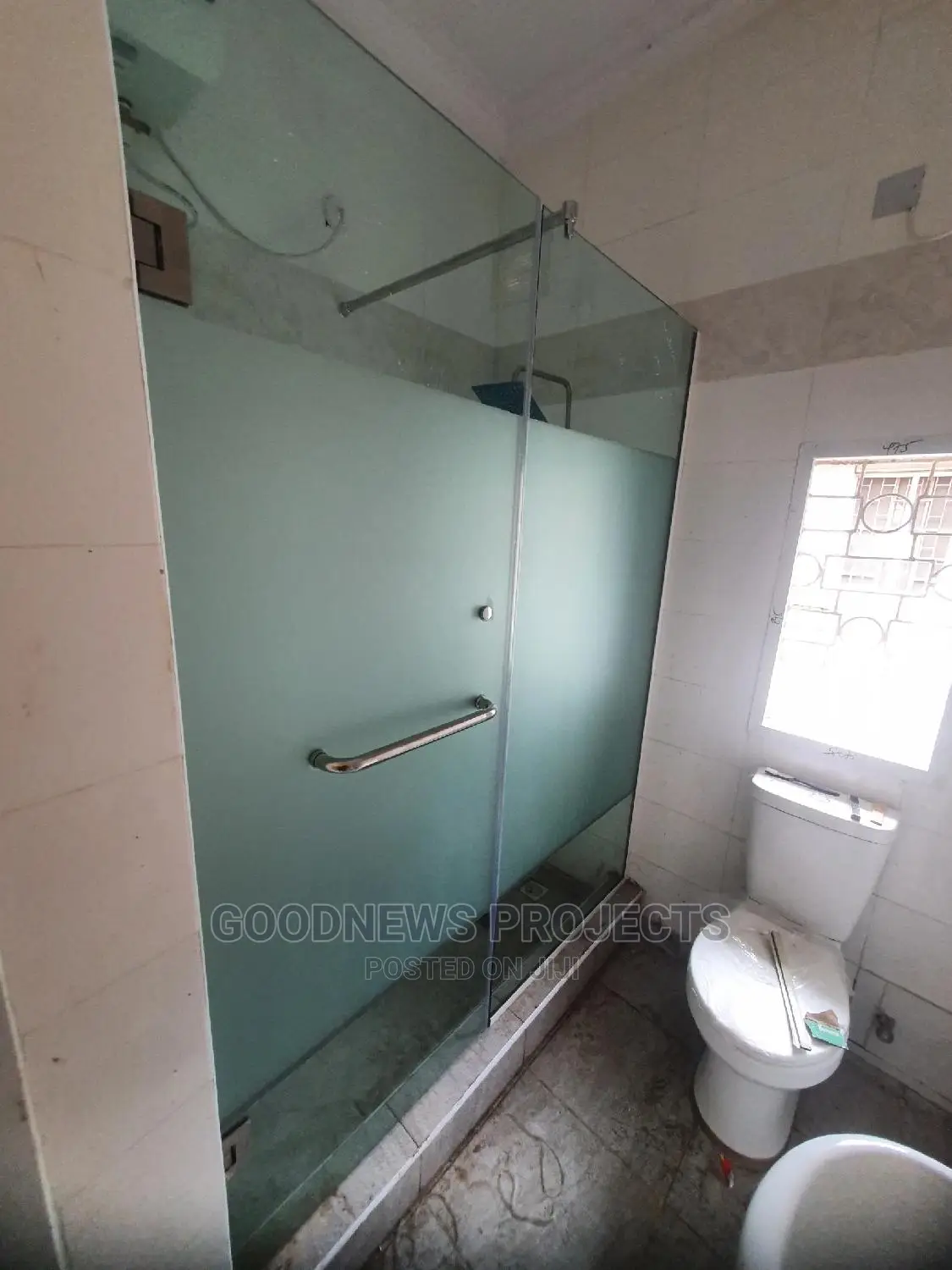 Frameless Frosted Glass Bath