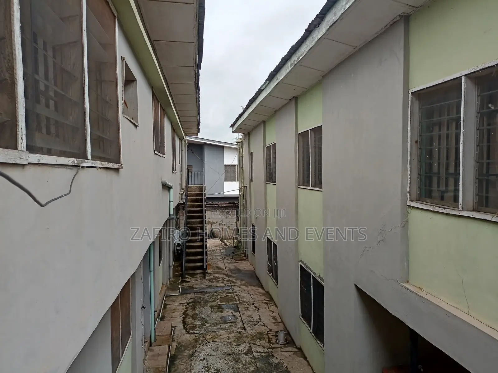 10bdrm House in Aba Eleshin Apata, Akala Express for sale