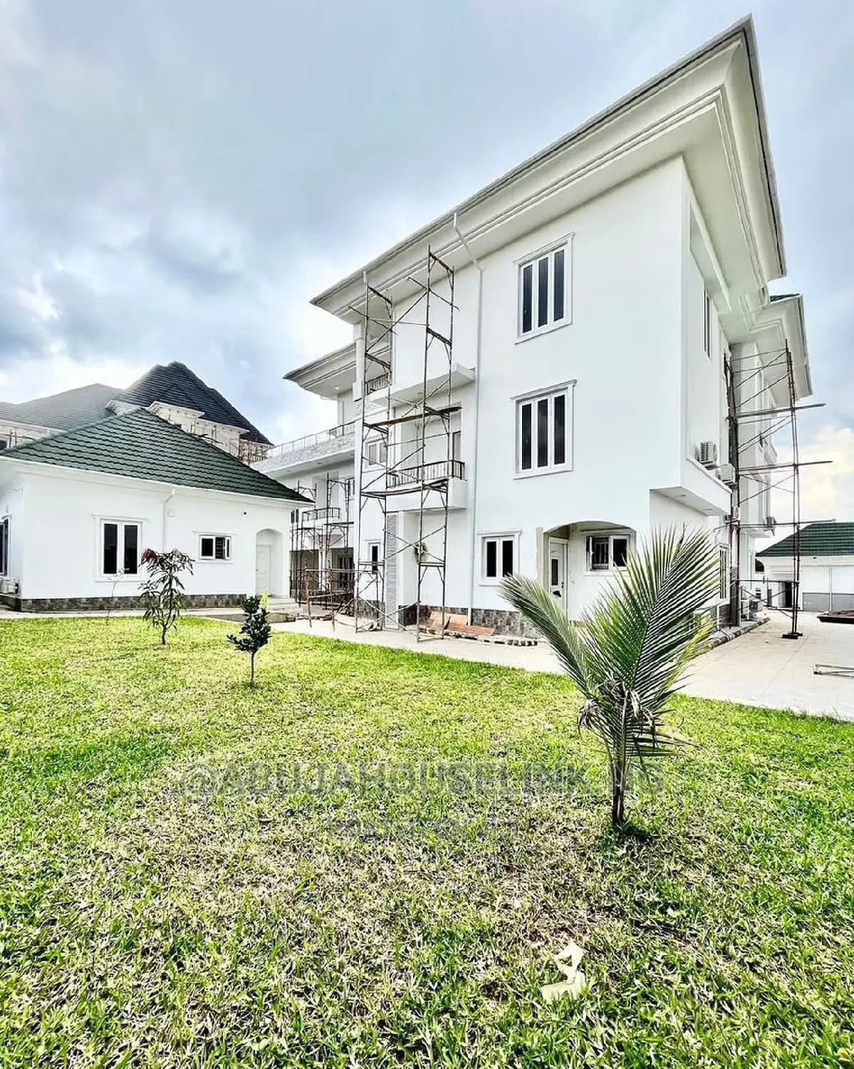 7bdrm Duplex in Guzape for sale