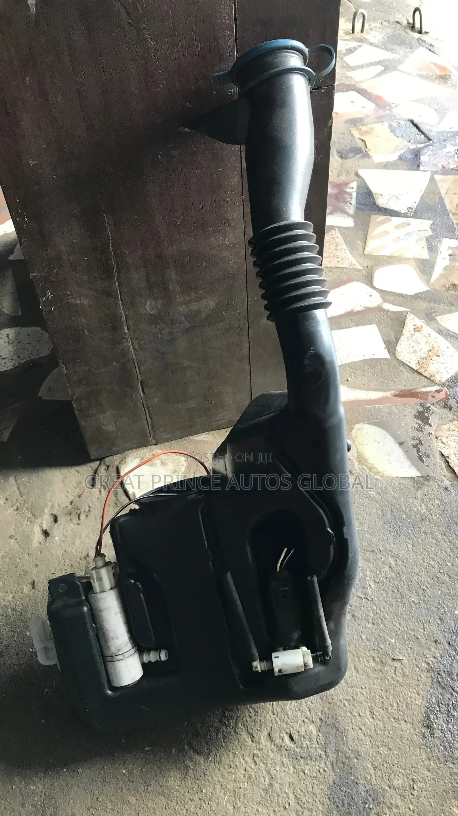 Wiper Water Tank GLK350