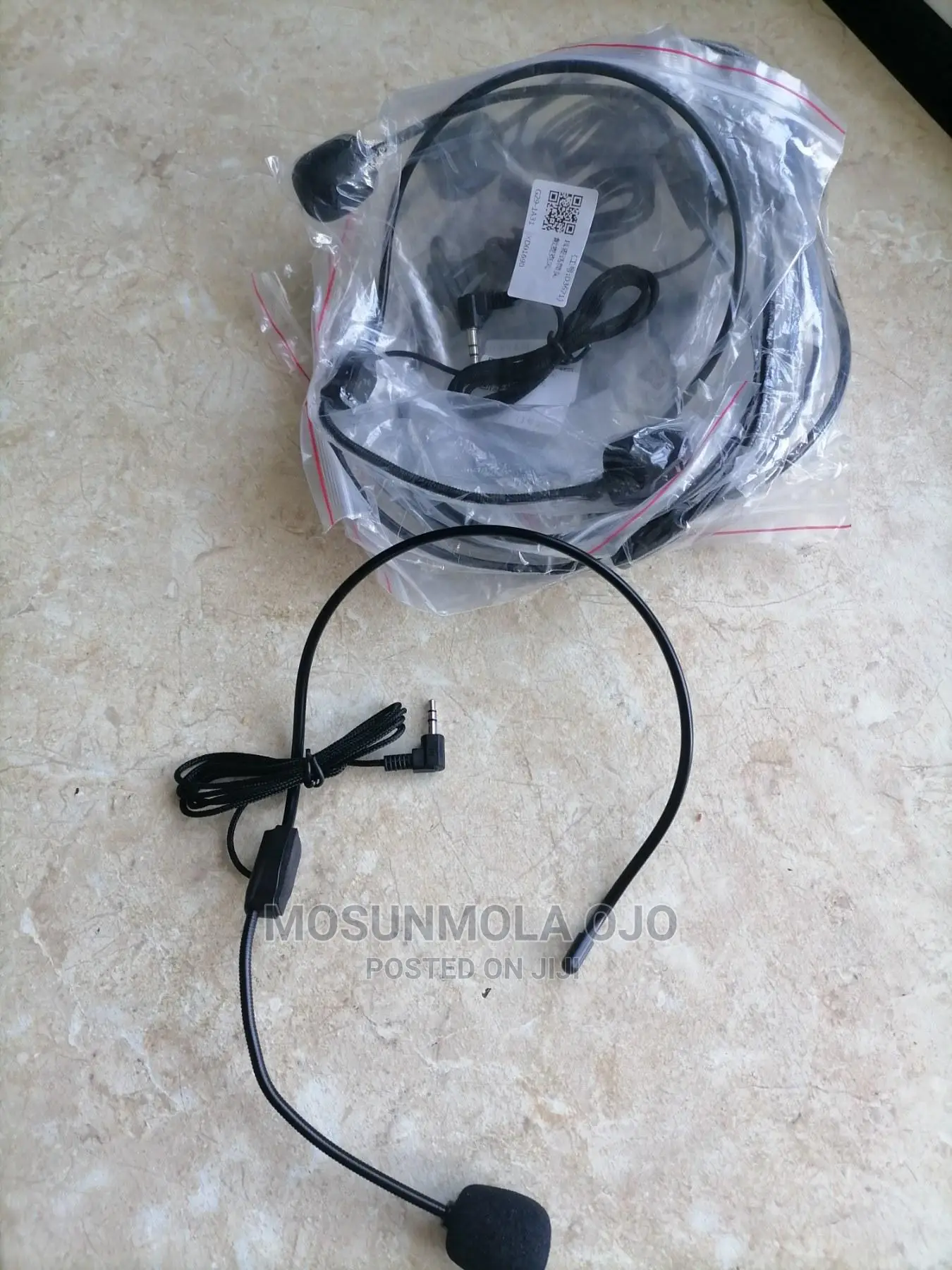 Ear Mounted Rotary Microphone Black