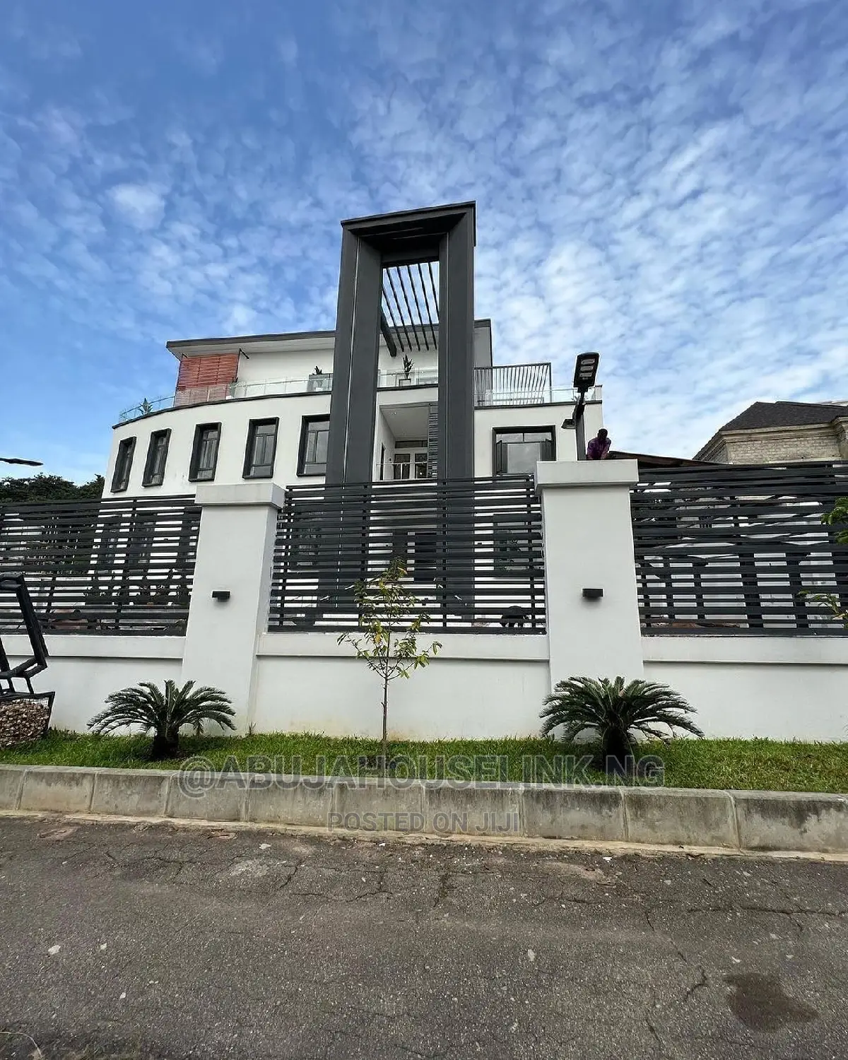 10bdrm Mansion in Asokoro Main for sale