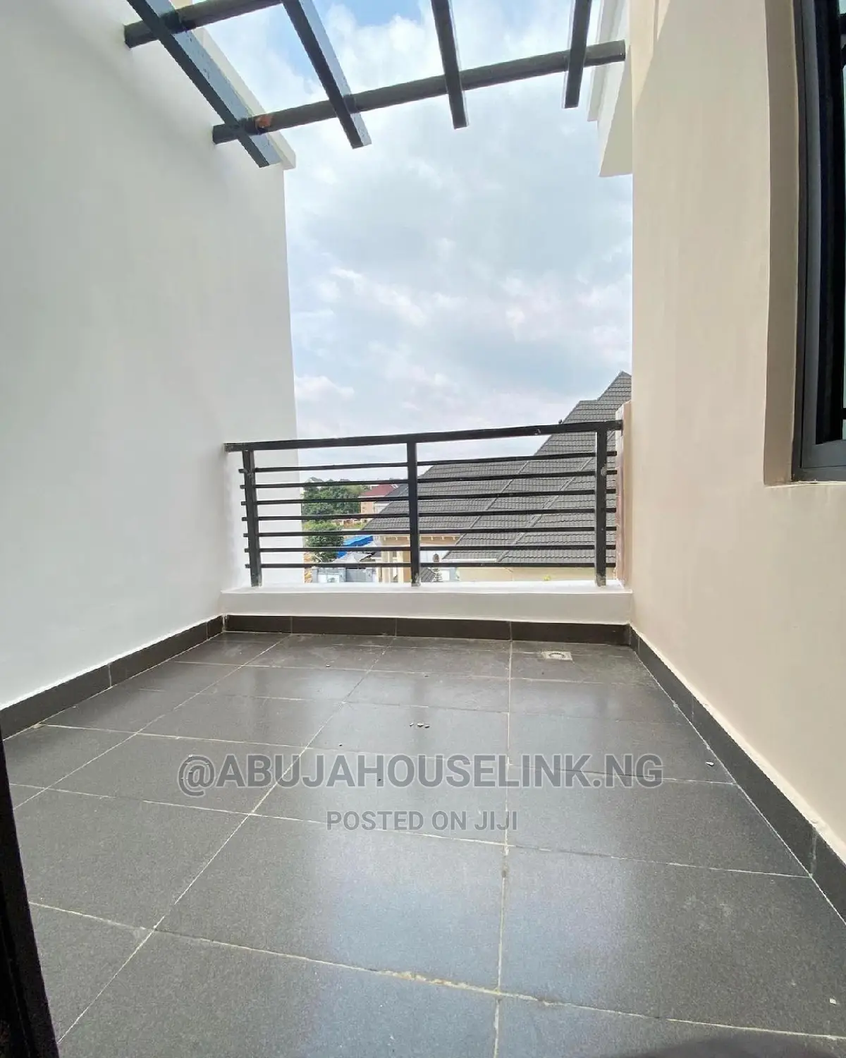 4bdrm Townhouse/Terrace in Guzape Abuja for Sale
