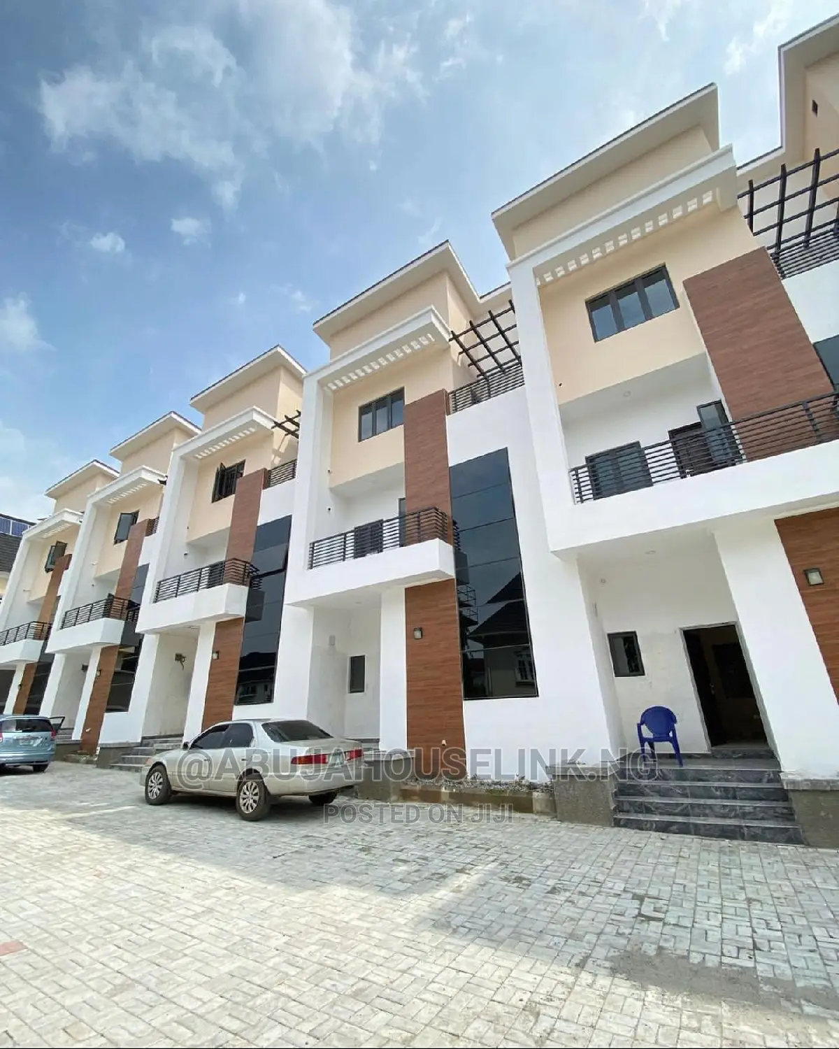 4bdrm Townhouse/Terrace in Guzape Abuja for Sale