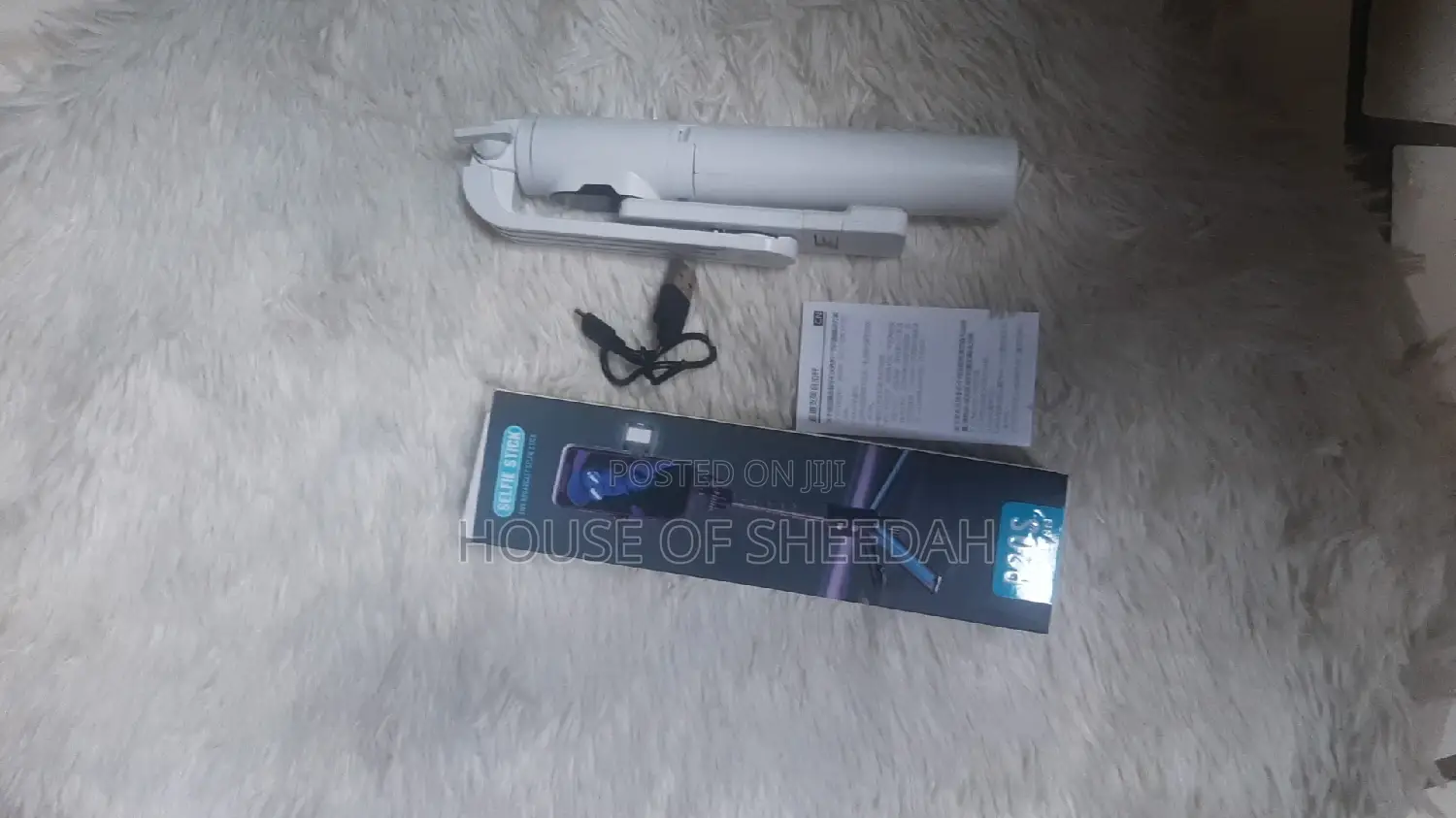Multifunctional Wireless Bluetooth Selfie Stick With Light