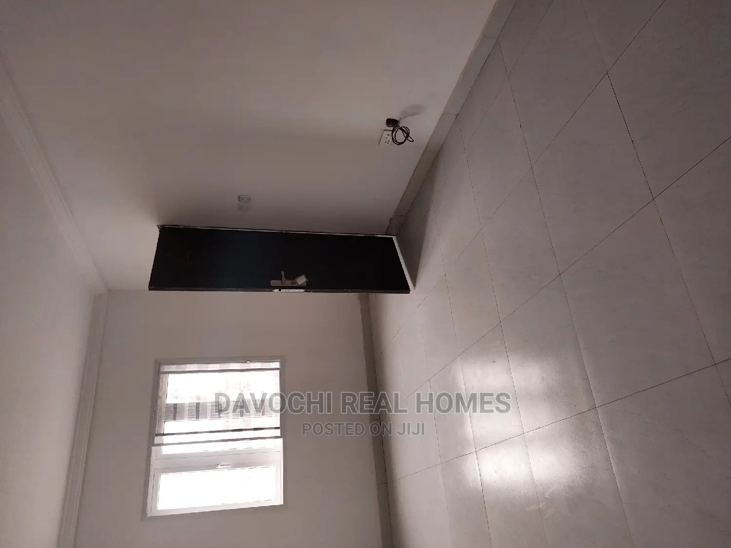 3bdrm Block of Flats in Orchid Road, Chevron for rent