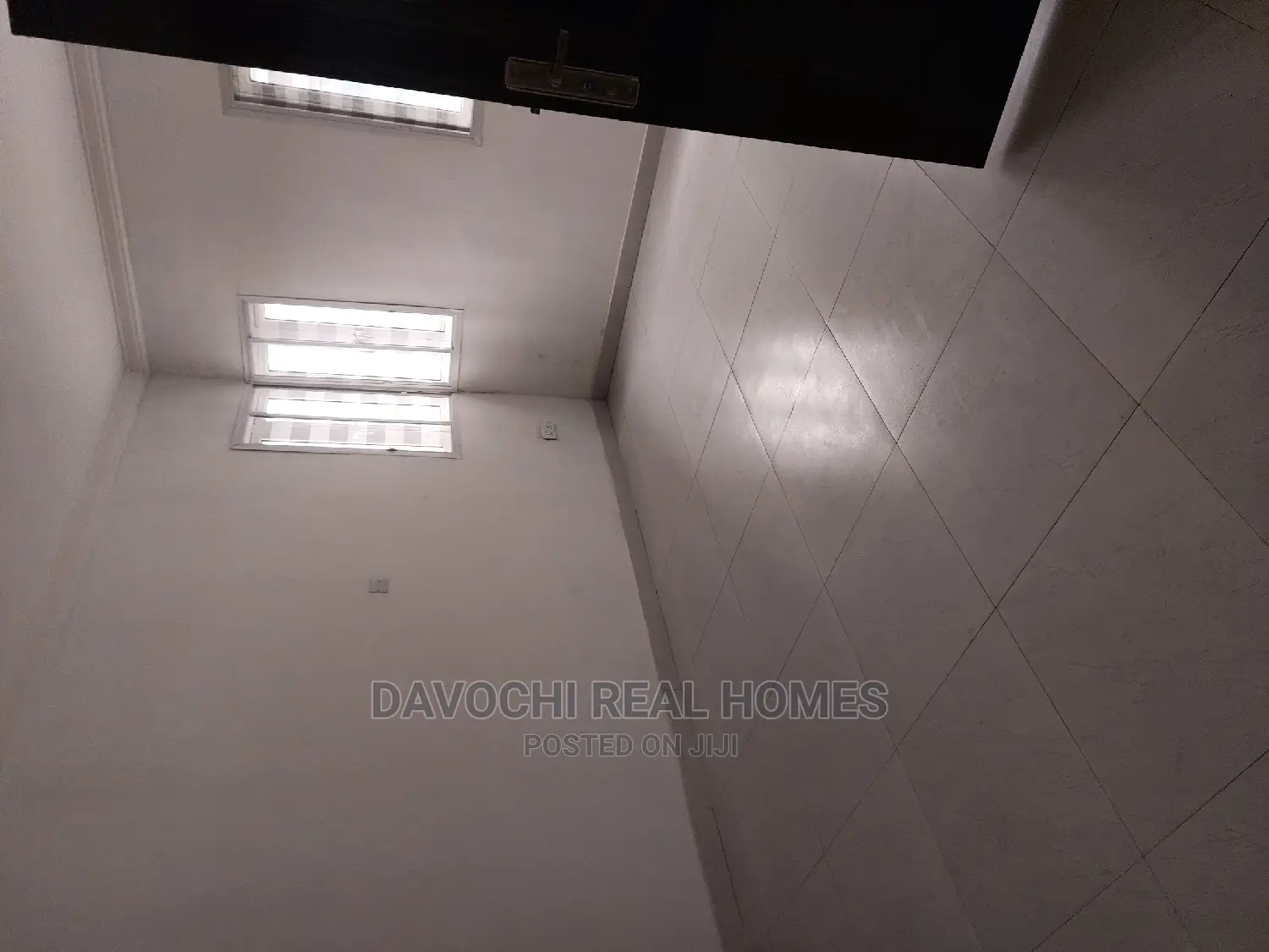 3bdrm Block of Flats in Orchid Road, Chevron for rent