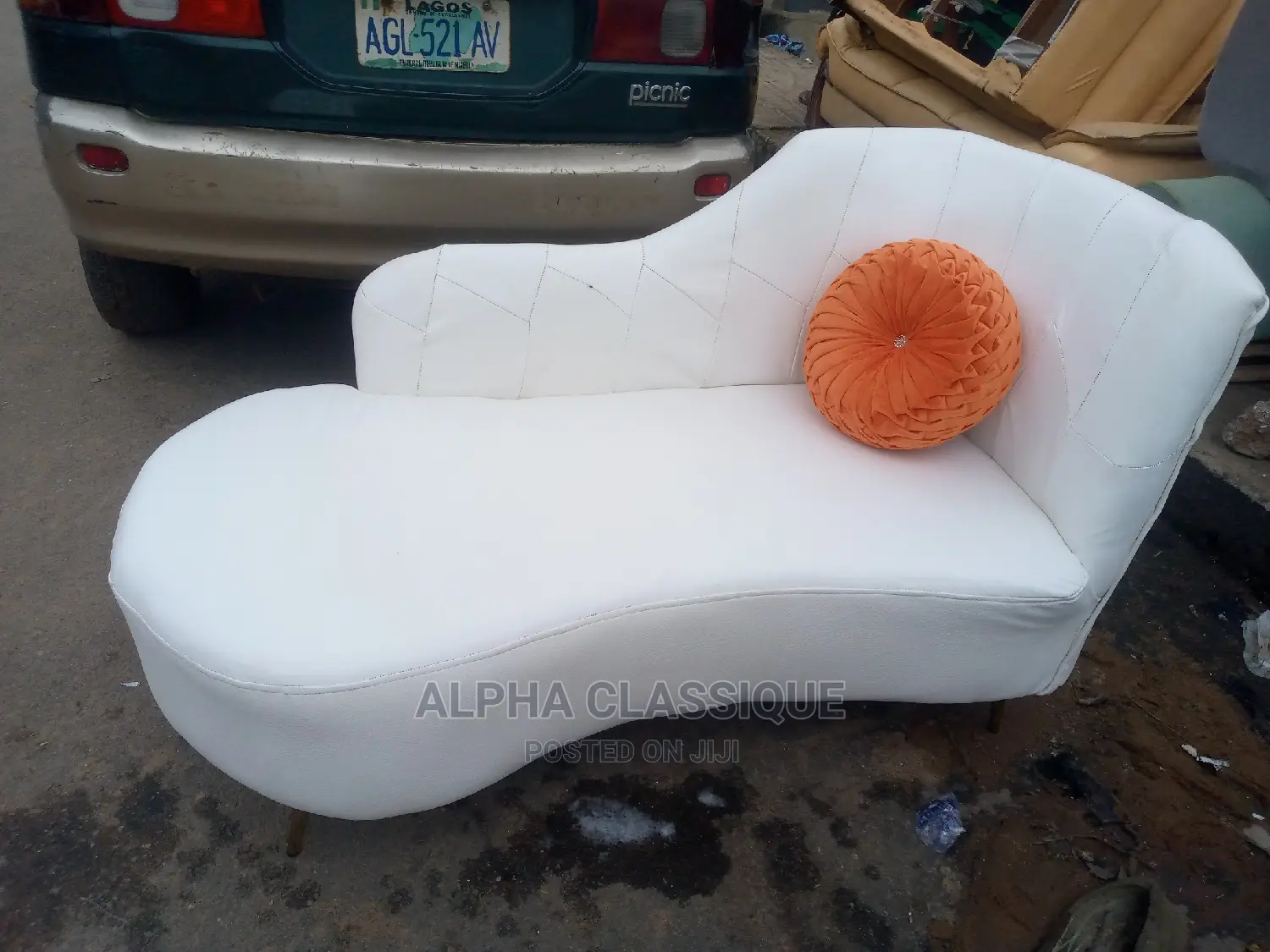 Classique Love Seat
