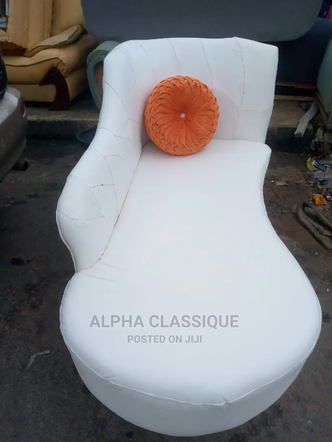 Classique Love Seat