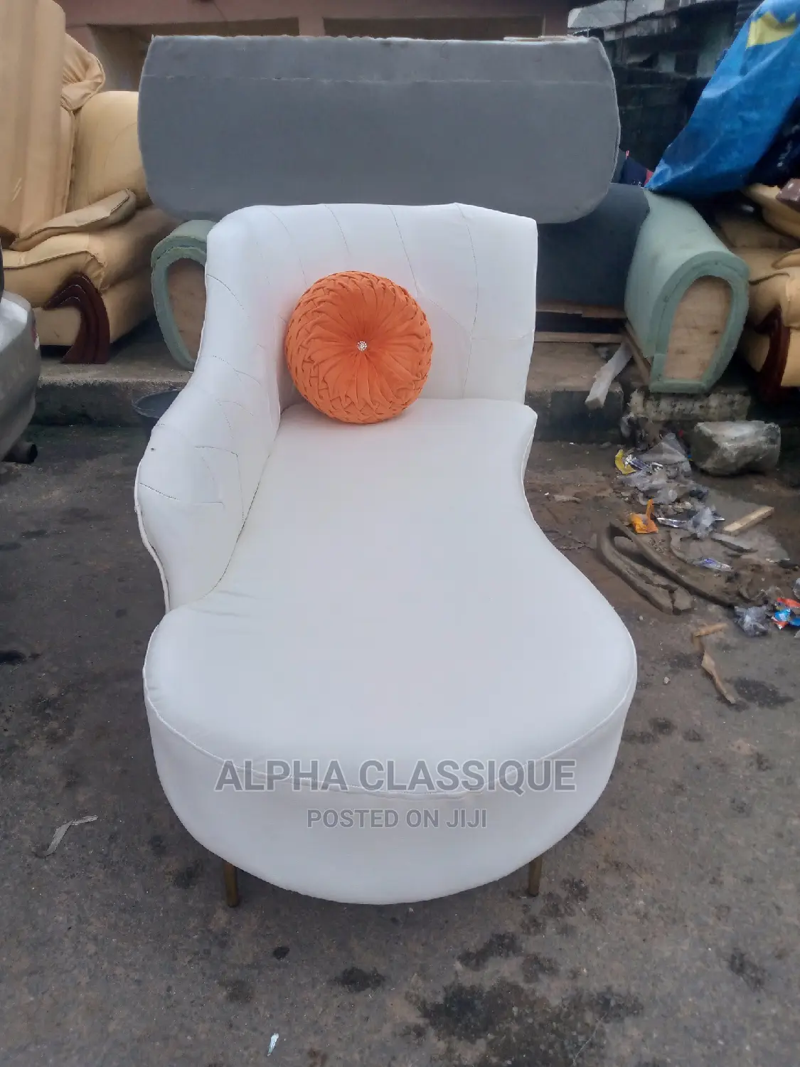 Classique Love Seat