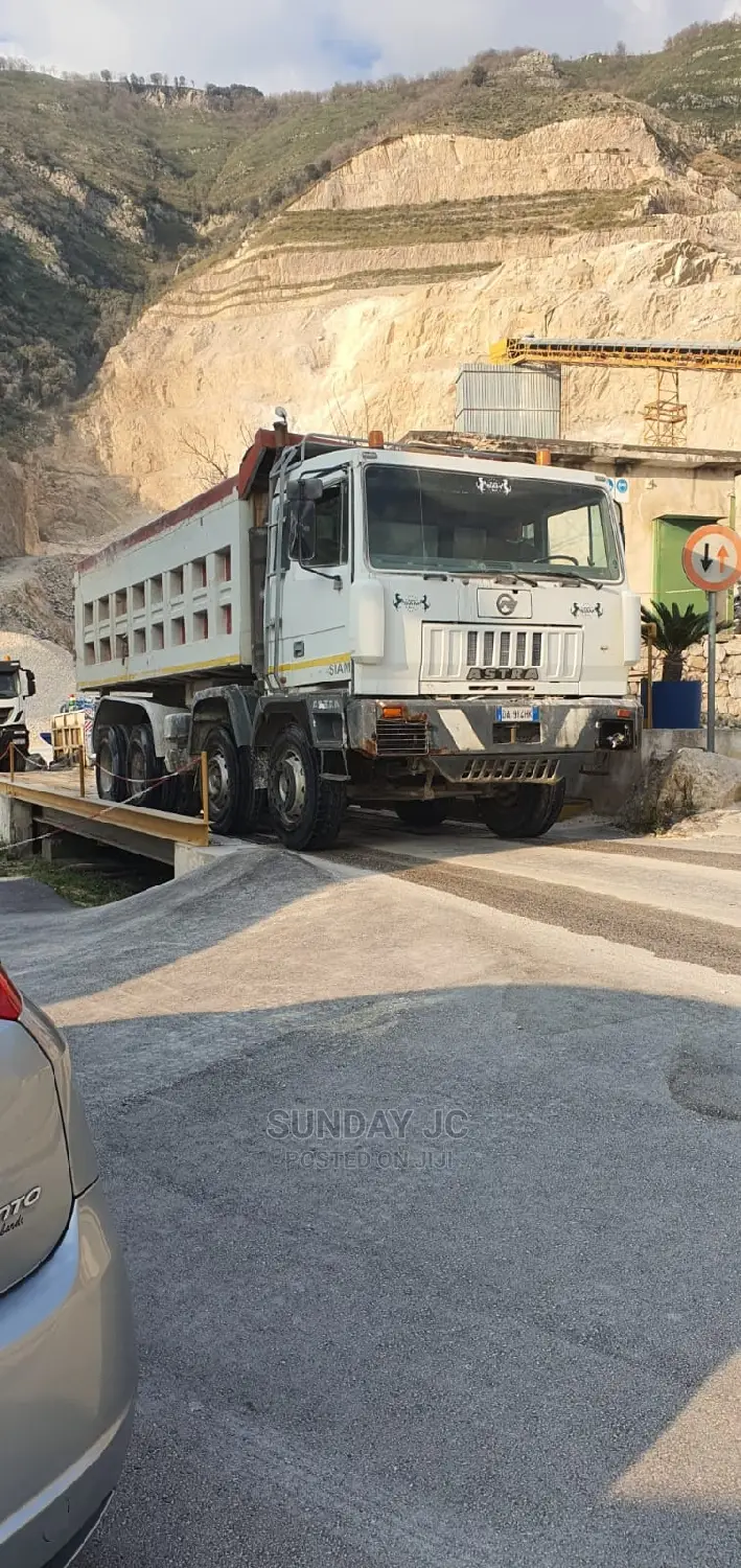 Tokunbo 40tons Astra IVECO Twelve Tyres Dump Truck