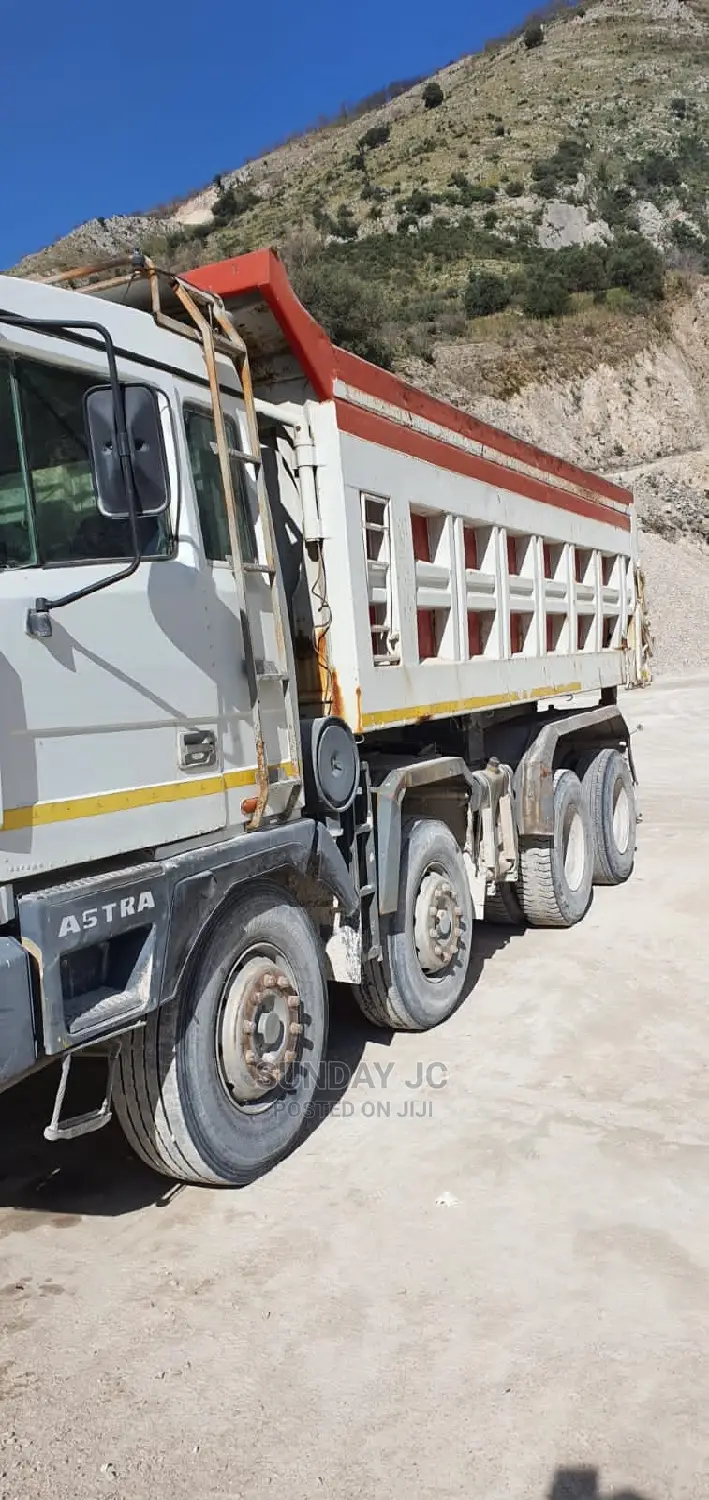 Tokunbo 40tons Astra IVECO Twelve Tyres Dump Truck