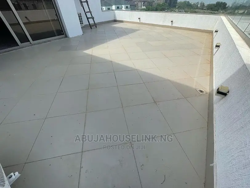8bdrm Mansion in Guzape Abuja for sale
